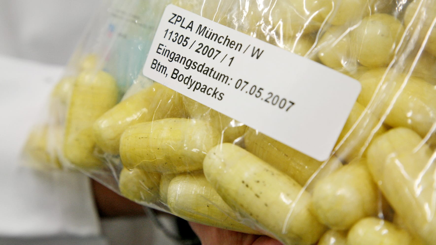In diesen sogenannten Bodypacks werden Drogen geschluckt und geschmuggelt. In diesen sogenannten Bodypacks werden Drogen geschluckt und geschmuggelt.