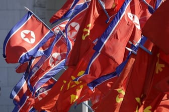 In Pjöngjang wehen bei der Einweihung des Ryomyong-Wohnkomplexes Landesflaggen.