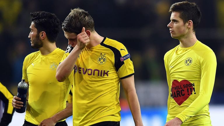 Die Dortmunder Spieler sind frustriert nach ihrer Niederlage gegen Monaco.