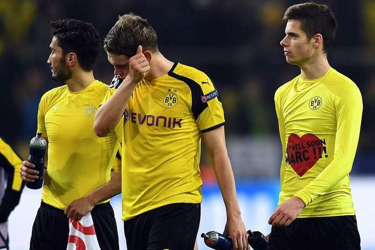 Die Dortmunder Spieler sind frustriert nach ihrer Niederlage gegen Monaco.