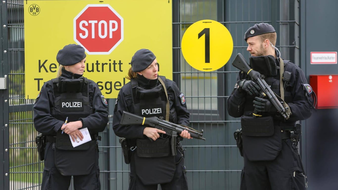 Sicherheitskräfte bewachten das Trainingsgelände von Borussia Dortmund.