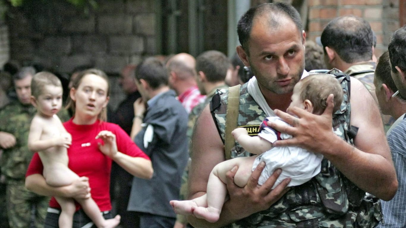 Bei dem Geiseldrama in Beslan starben mehr in als 330 Menschen, darunter über 180 Kinder, mehr als 750 Personen wurden verletzt.