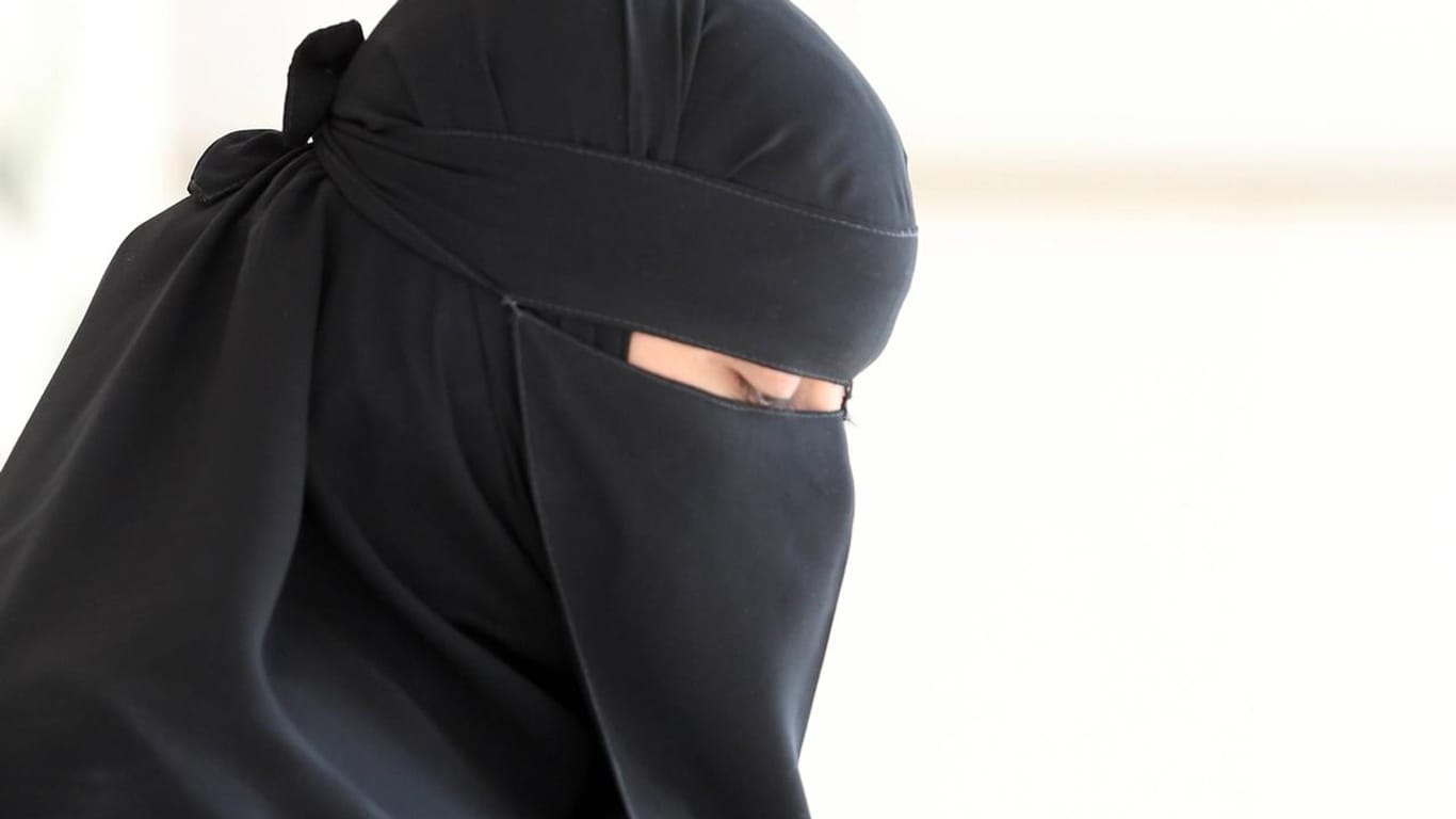 Eine Frau im Niqab
