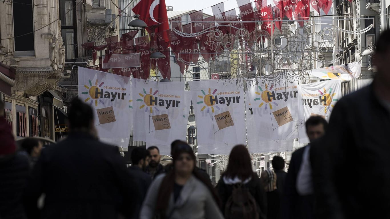 11. April 2017: Istanbul Türkei, Taksim-Platz , Plakate der "Nein"-Kampagne zum Verfassungsreferendum in der Türkei