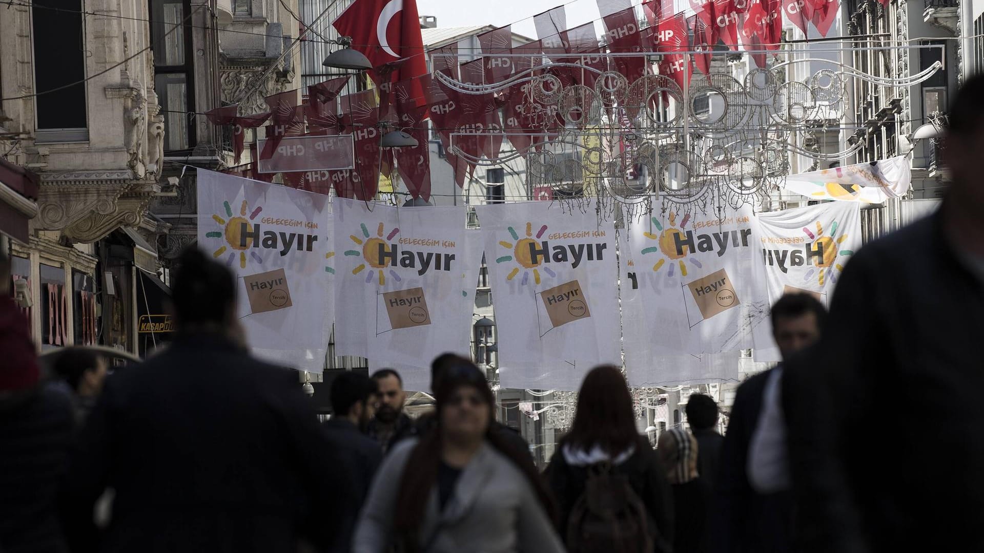 11. April 2017: Istanbul Türkei, Taksim-Platz , Plakate der "Nein"-Kampagne zum Verfassungsreferendum in der Türkei 11. April 2017: Istanbul Türkei, Taksim-Platz , Plakate der "Nein"-Kampagne zum Verfassungsreferendum in der Türkei