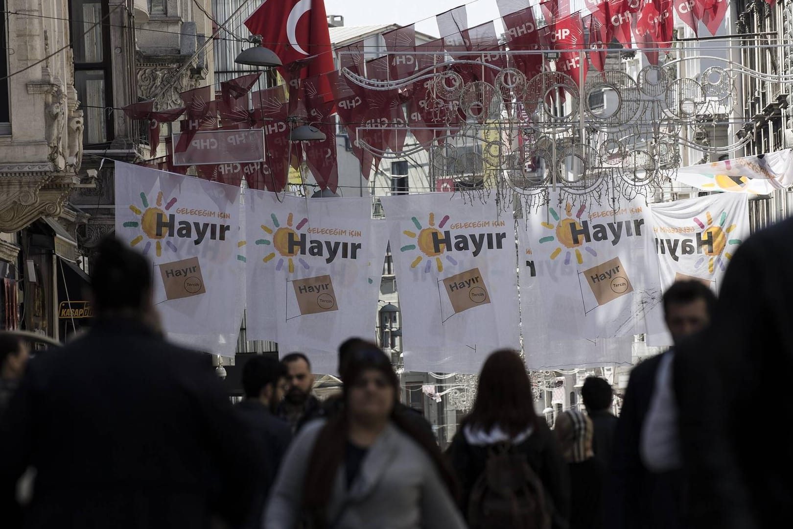 11. April 2017: Istanbul Türkei, Taksim-Platz , Plakate der "Nein"-Kampagne zum Verfassungsreferendum in der Türkei