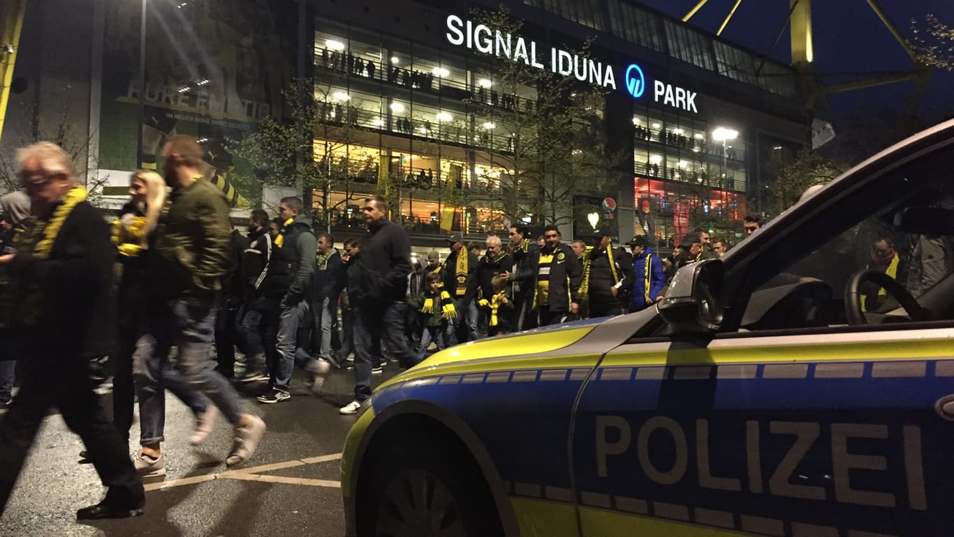 Die Polizei zeigte am Tag nach dem Anschlag eine erhöhte Präsenz am Stadion.