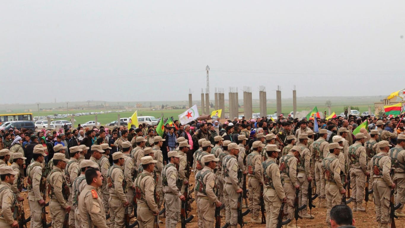 Bild der Beerdigung der 18 versehentlich getöteten Kämpfer der vornehmlich kurdischen Truppe.