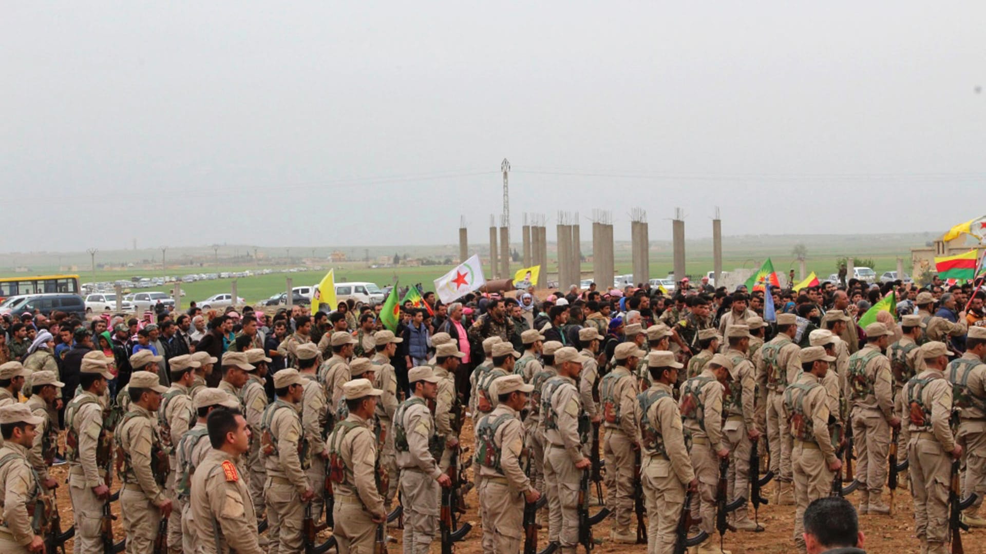 Bild der Beerdigung der 18 versehentlich getöteten Kämpfer der vornehmlich kurdischen Truppe. Bild der Beerdigung der 18 versehentlich getöteten Kämpfer der vornehmlich kurdischen Truppe.