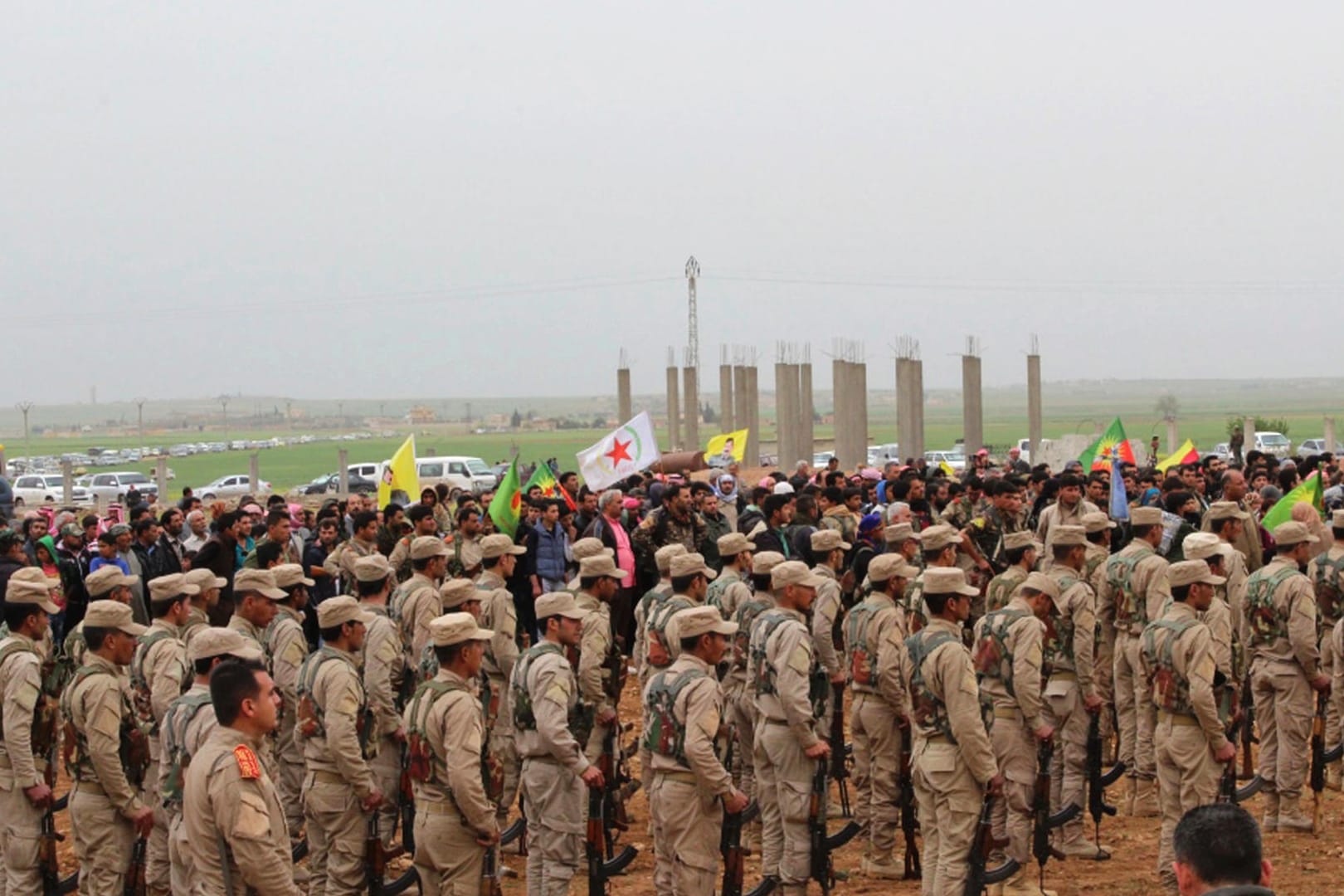 Bild der Beerdigung der 18 versehentlich getöteten Kämpfer der vornehmlich kurdischen Truppe.