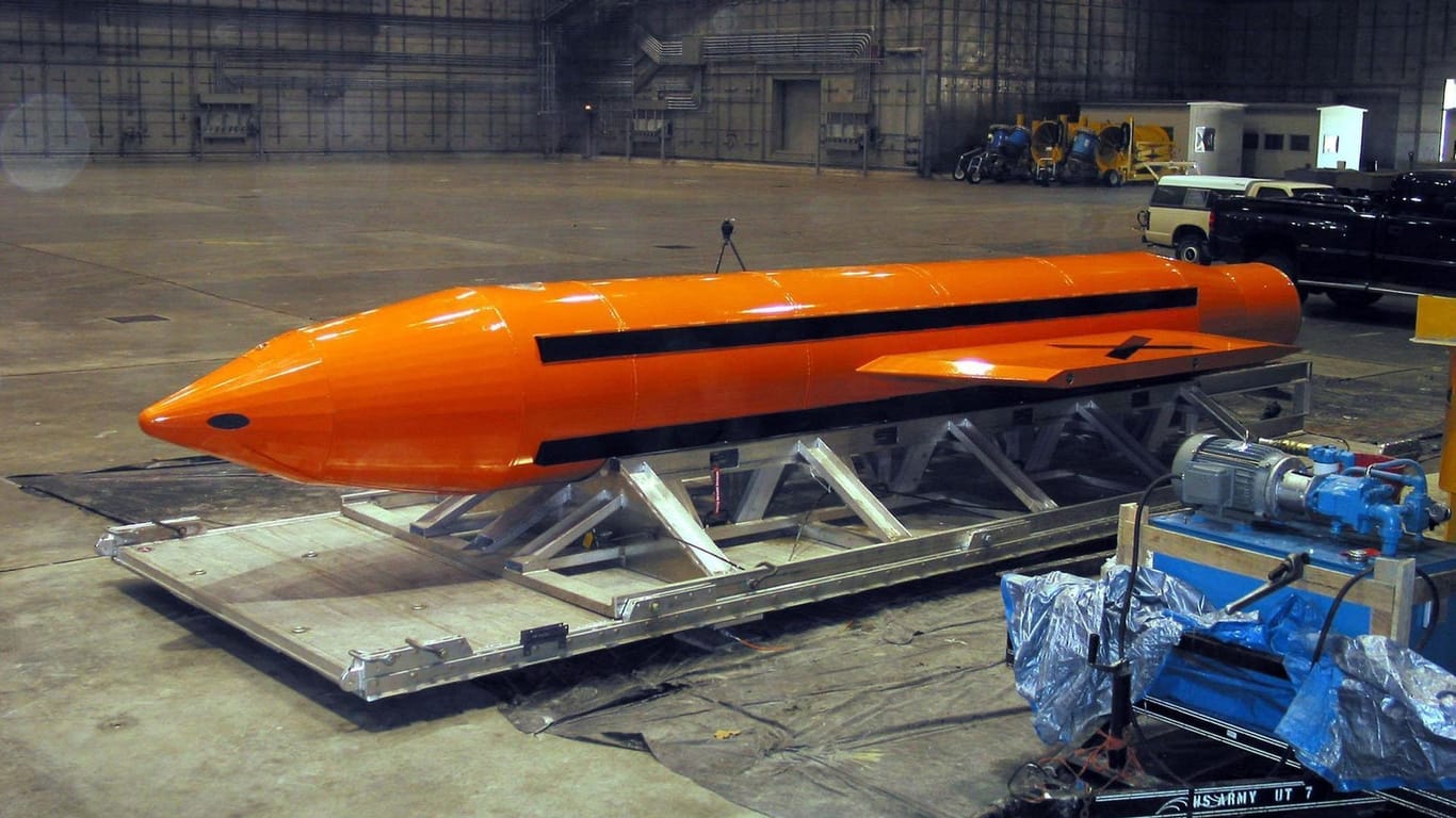 Die Superbombe MOAB (Massive Ordnance Air Blast) ist in Afghanistan erstmals in einem Kampfeinsatz abgeworfen worden.