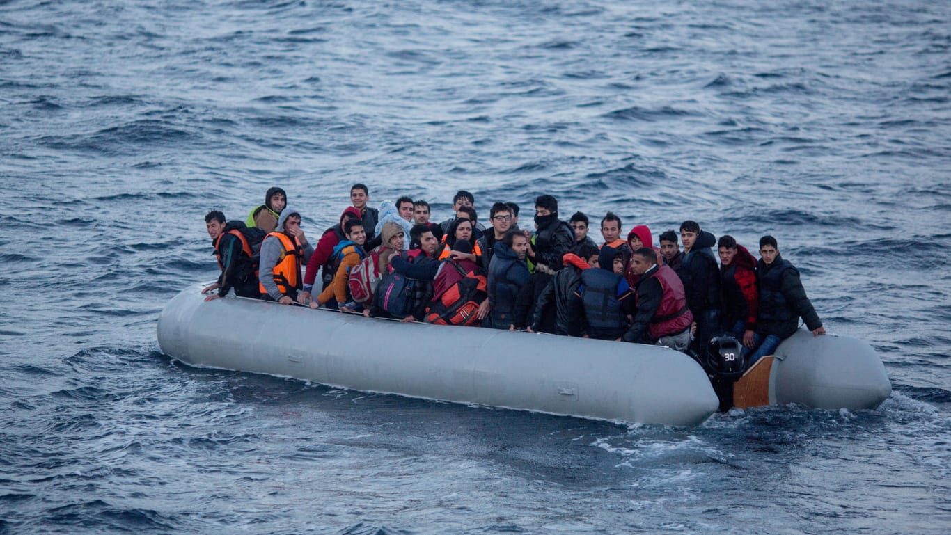 Flüchtlinge bei der Überfahrt nach Griechenland.