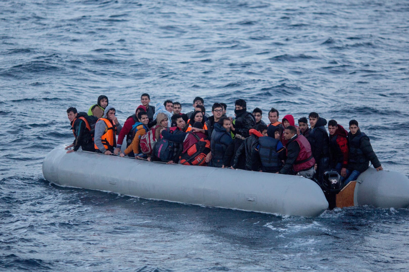Flüchtlinge bei der Überfahrt nach Griechenland.