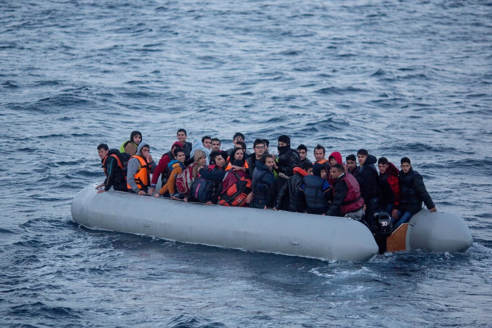 Flüchtlinge bei der Überfahrt nach Griechenland.