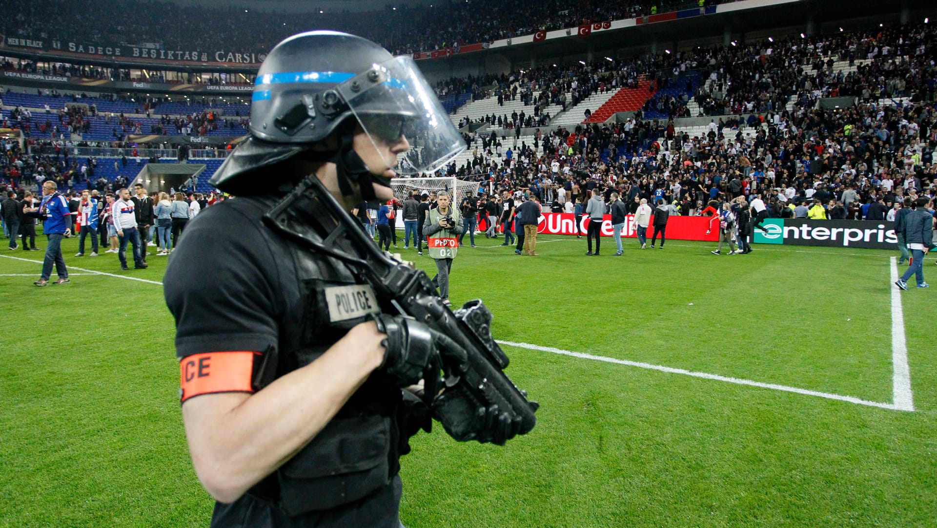 Bewaffnete Polizei muss im Stadion für Ordnung sorgen.