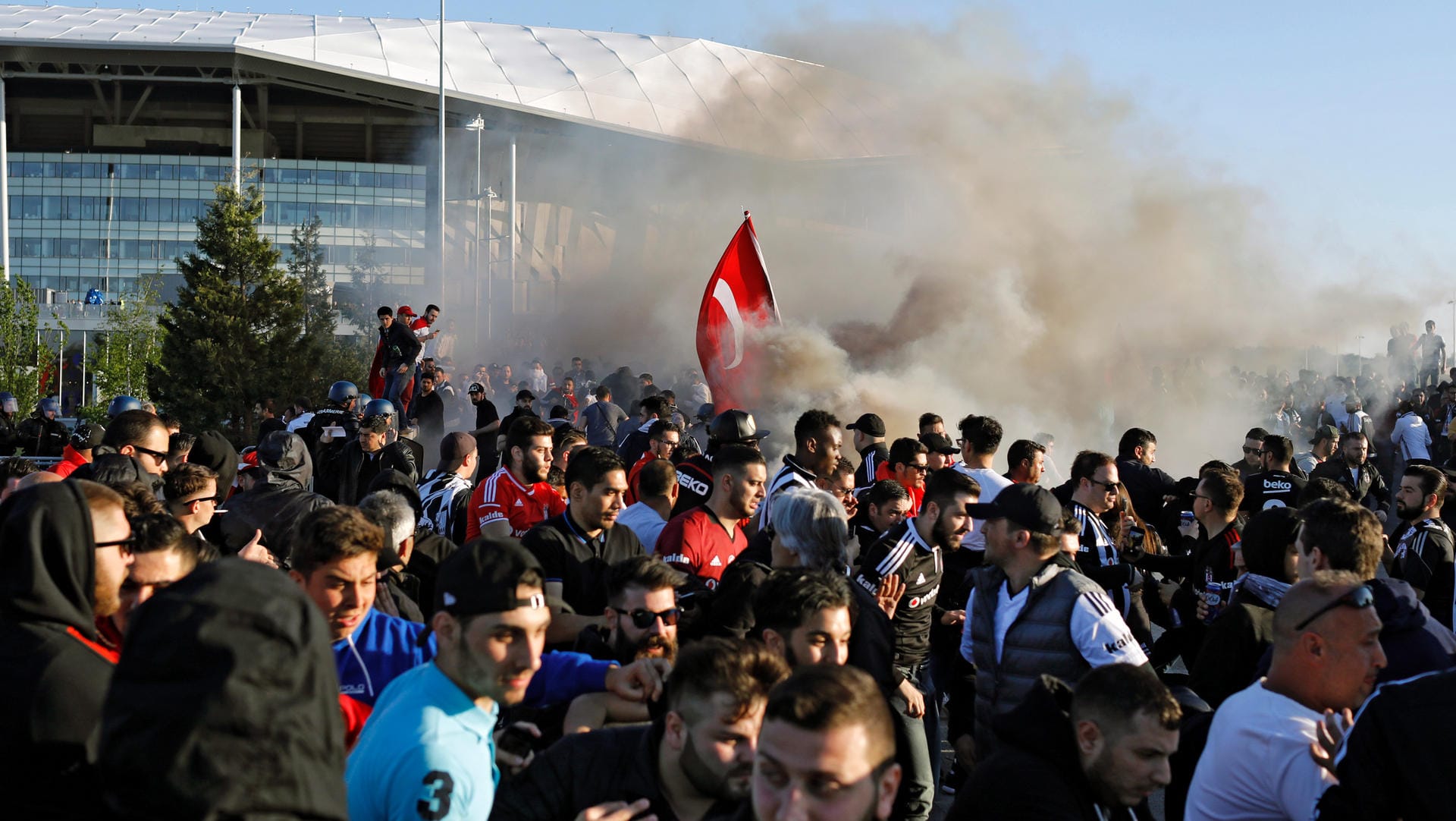 Schon vor dem Stadion kam es zu Zusammenstößen.