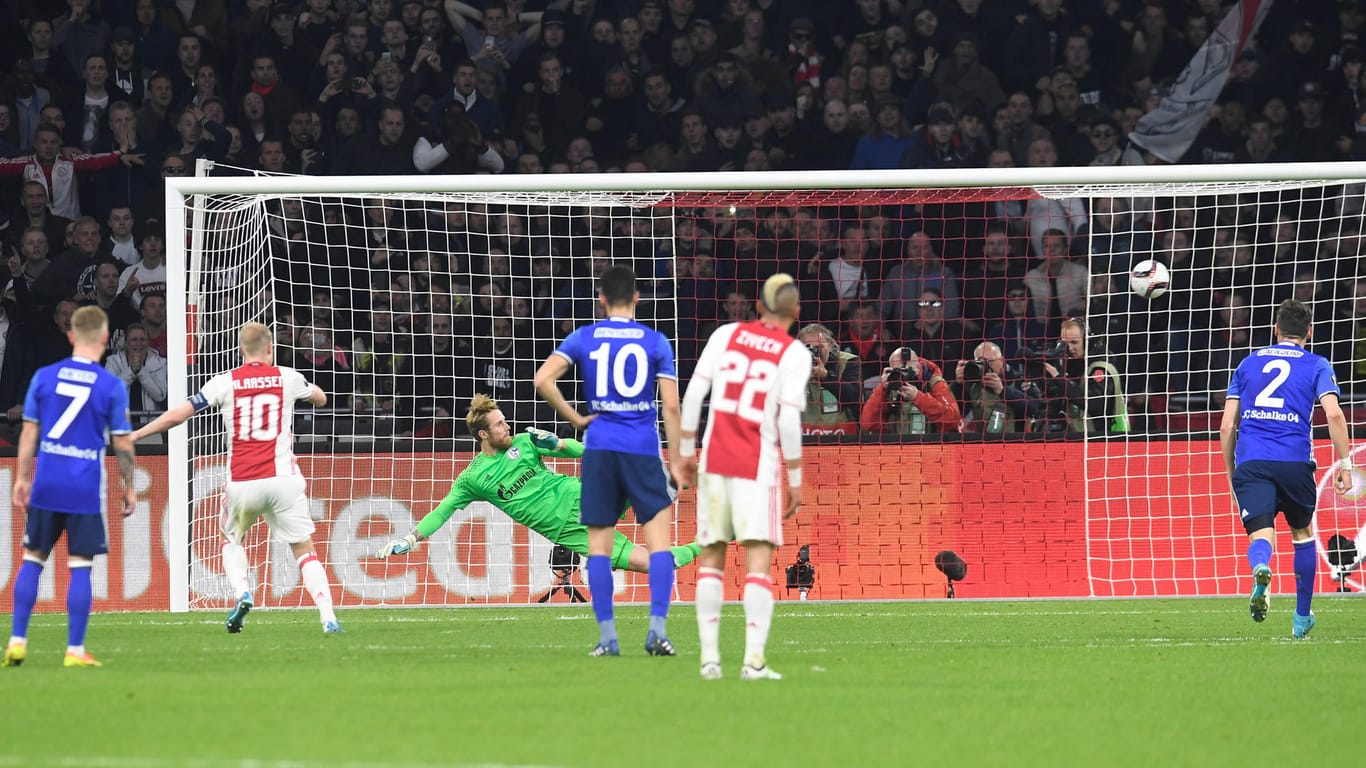 Ajax-Kapitän Davy Klaassen verlädt Schalke-Torwart Ralf Fährmann beim Strafstoß – Amsterdam führt 1:0.