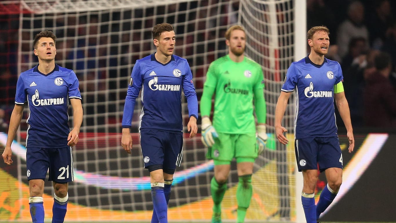Die Schalke-Profis Allesandro Schöpf, Leon Goretzka, Torwart Ralf Fährmann und Benedikt Höwedes (v.l.) sind enttäuscht.