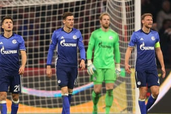 Die Schalke-Profis Allesandro Schöpf, Leon Goretzka, Torwart Ralf Fährmann und Benedikt Höwedes (v.l.) sind enttäuscht.