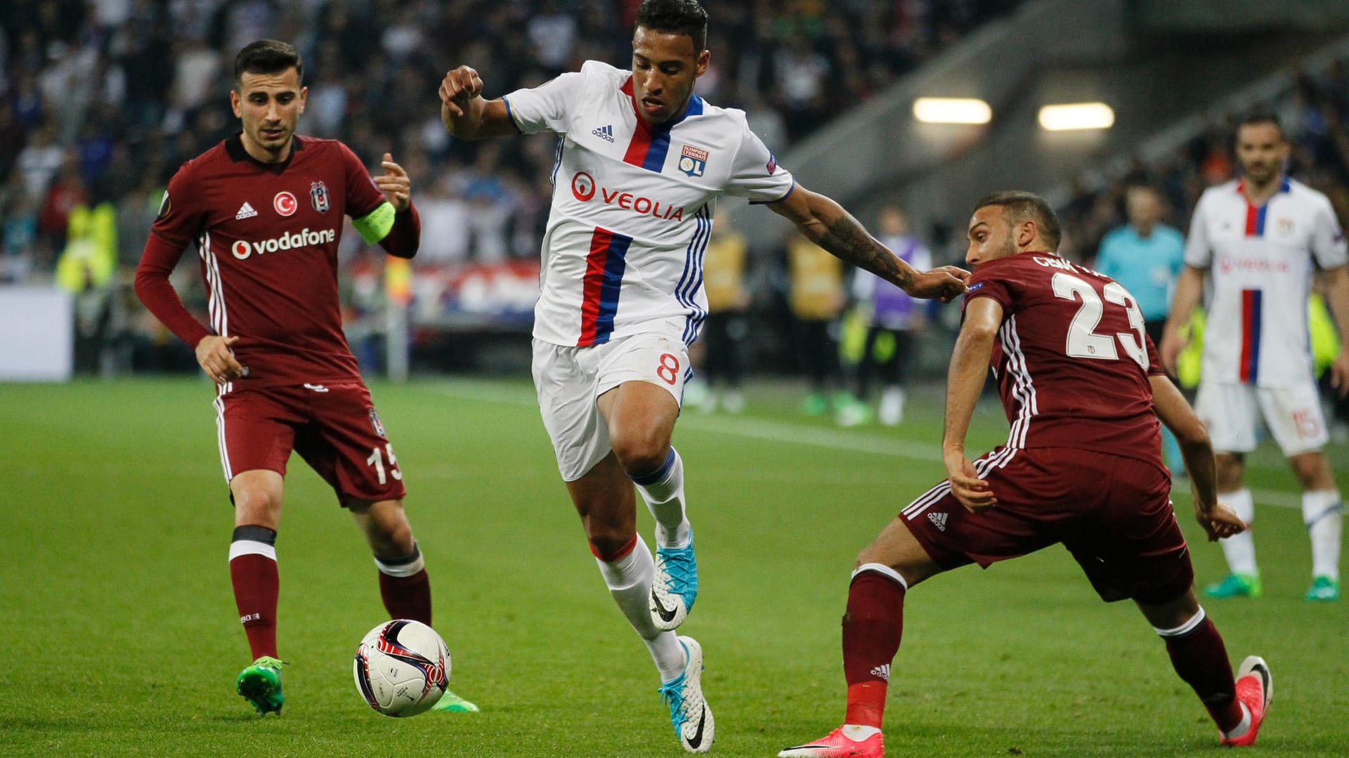 Durchgesetzt: Lyons Torschütze Corentin Tolisso (m.) gegen die Besiktas-Spieler Cenk Tosun (li.) und Oguzhan Özyakup.