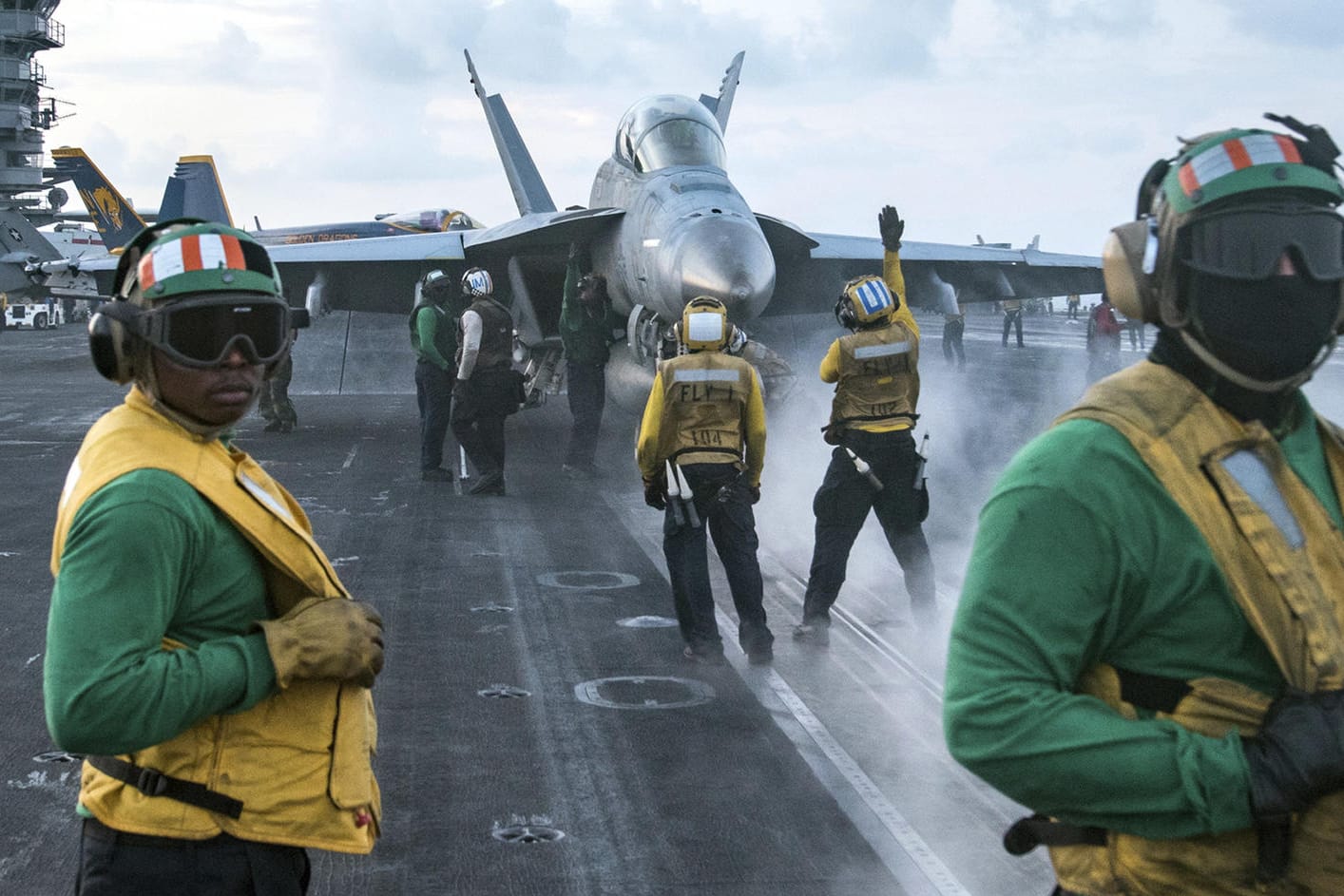 Die Besatzung des Flugzeugträgers "USS Carl Vinson". Die USA haben als Reaktion auf nordkoreanische Raketentests einen Flottenverband mit dem Flugzeugträger in Richtung der koreanischen Halbinsel entsandt.