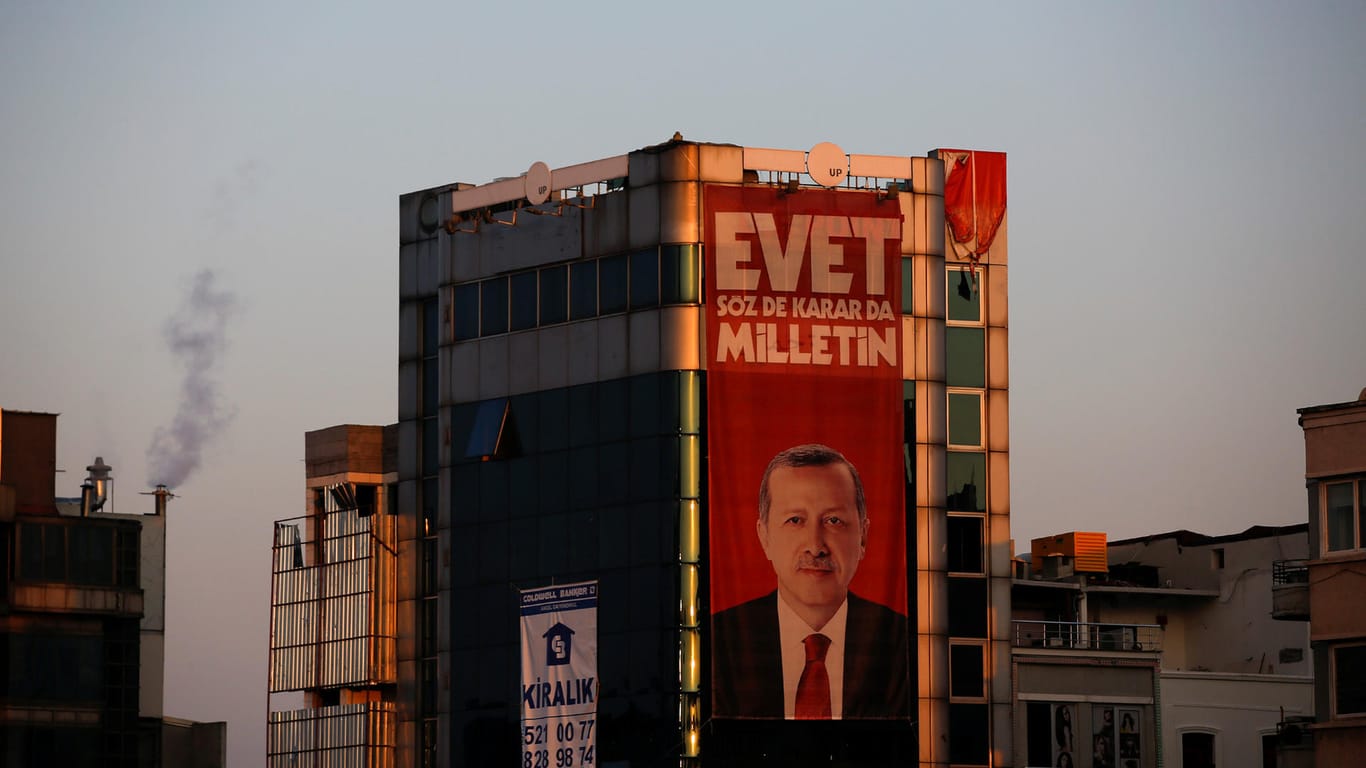 Ein Plakat mit dem Bild des Türkischen Präsidenten Recep Tayyip Erdogan an einem Gebäude kurz vor dem Referendum in Istanbul
