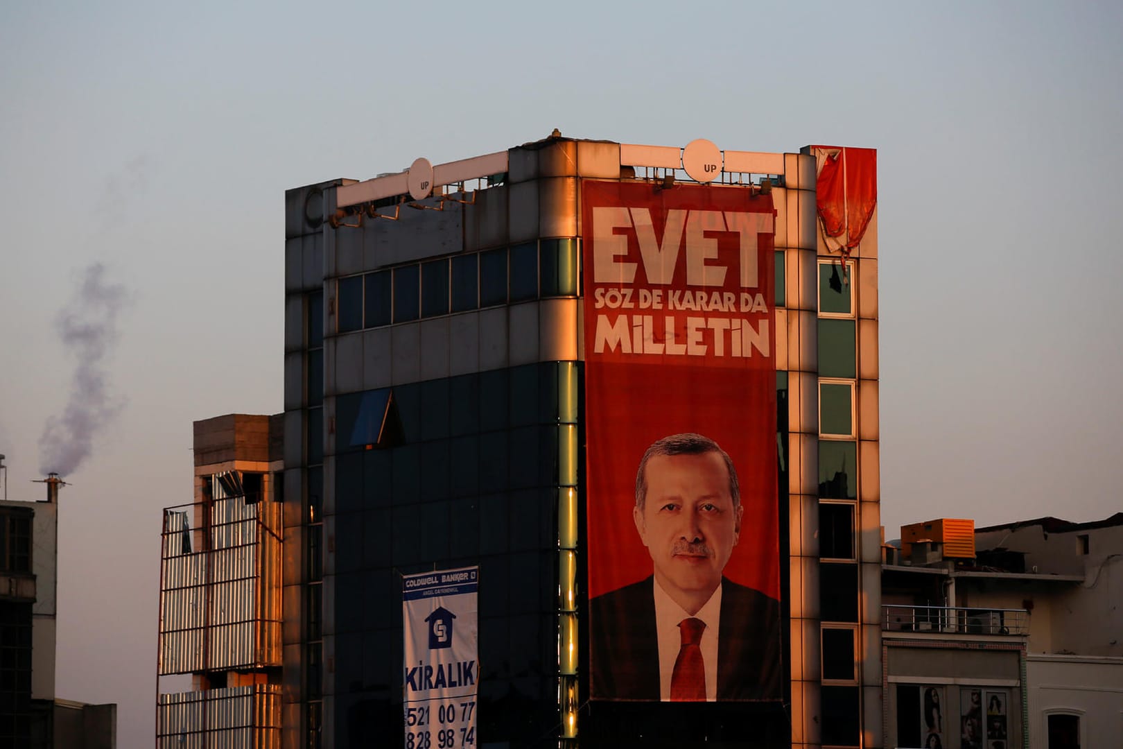 Ein Plakat mit dem Bild des Türkischen Präsidenten Recep Tayyip Erdogan an einem Gebäude kurz vor dem Referendum in Istanbul