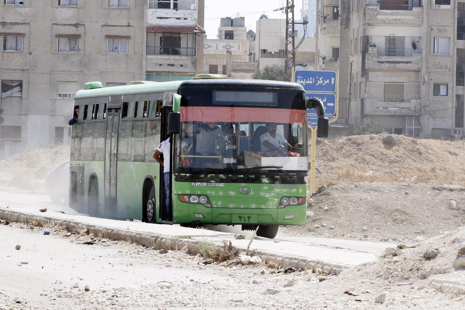 Symbolbild: Ein Bus mit Flüchtlingen verlässt das syrische Dorf al-Waer in der Nähe von Homs.
