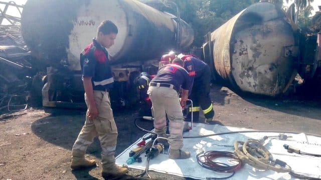 Feuerwehrmänner überprüfen in Morelia (Mexiko) die Überreste eines LKW. Feuerwehrmänner überprüfen in Morelia (Mexiko) die Überreste eines LKW.