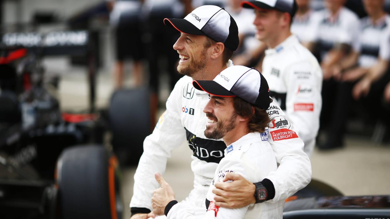 In der letzten Saison starteten Jenson Button (l.) und Fernando Alonso noch gemeinsam für McLaren.