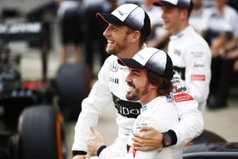 In der letzten Saison starteten Jenson Button (l.) und Fernando Alonso noch gemeinsam für McLaren.