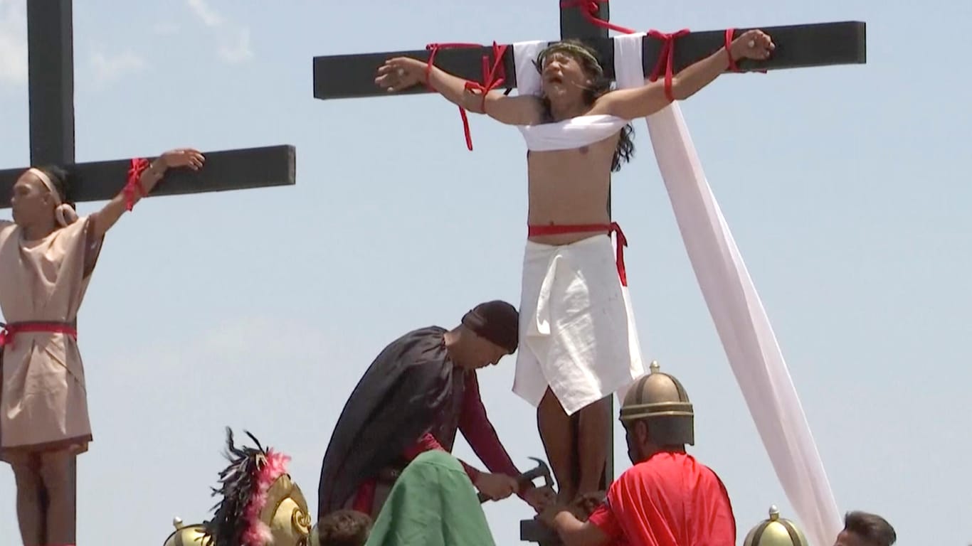 Gläubige Menschen auf den Philippinen lassen sich an Kreuz schlagen.