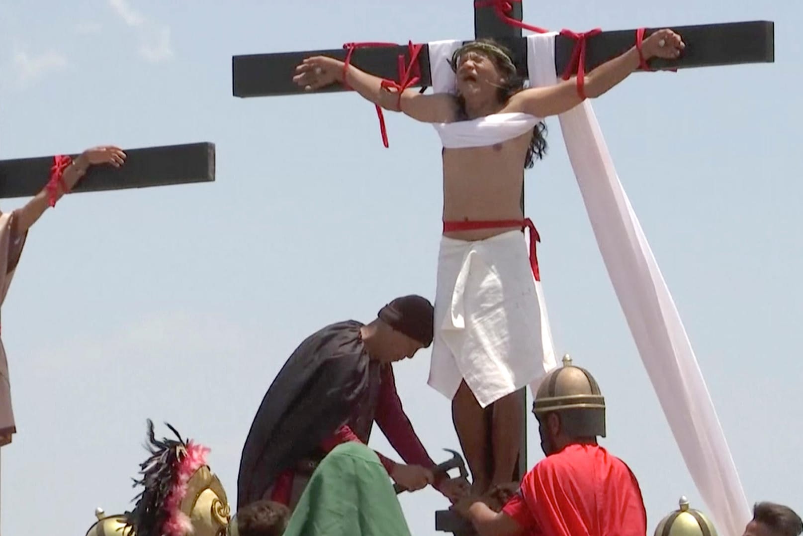 Gläubige Menschen auf den Philippinen lassen sich an Kreuz schlagen.