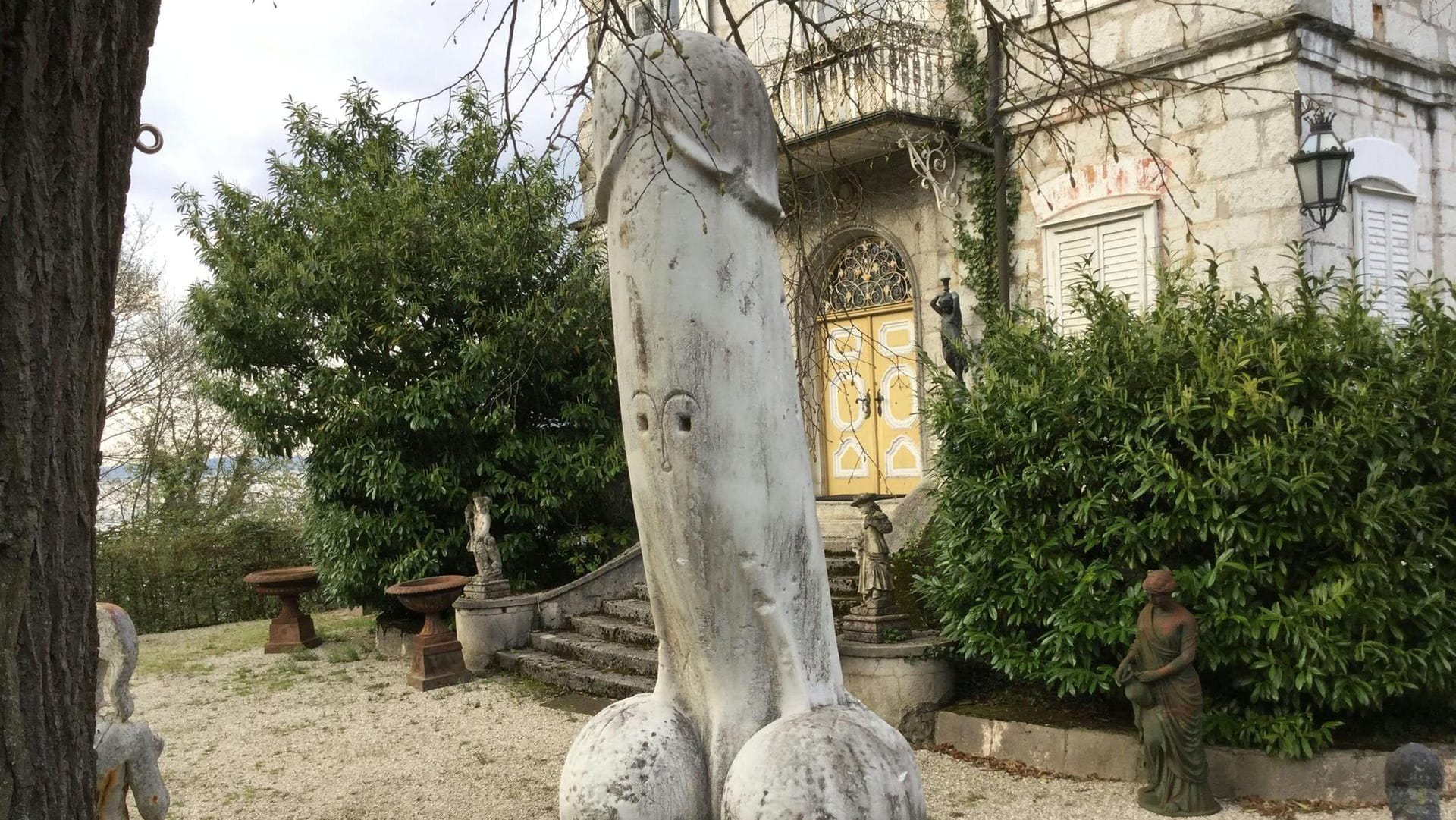 Zwei Meter hoher Phallus in Österreich