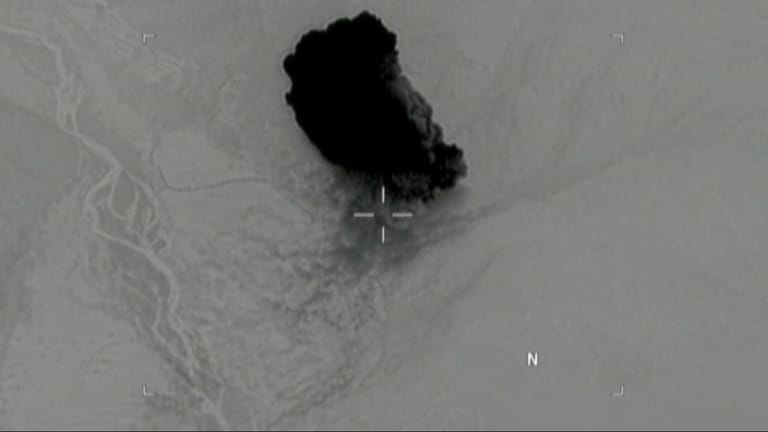 Nach der Detonation steigt eine gewaltige Rauchsäule auf.