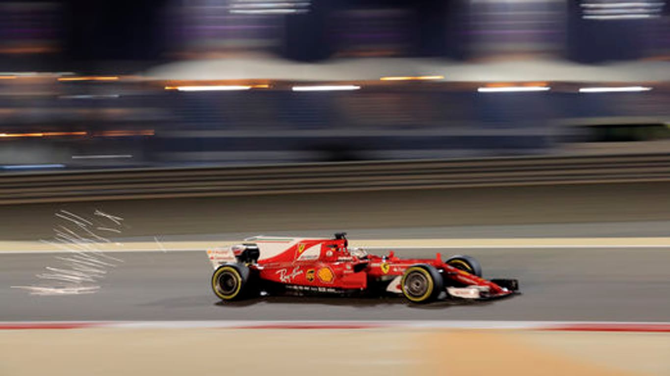 Formel 1 - Grand Prix von Bahrain bei Sebastian Vettels Ferrari fliegen die Funken