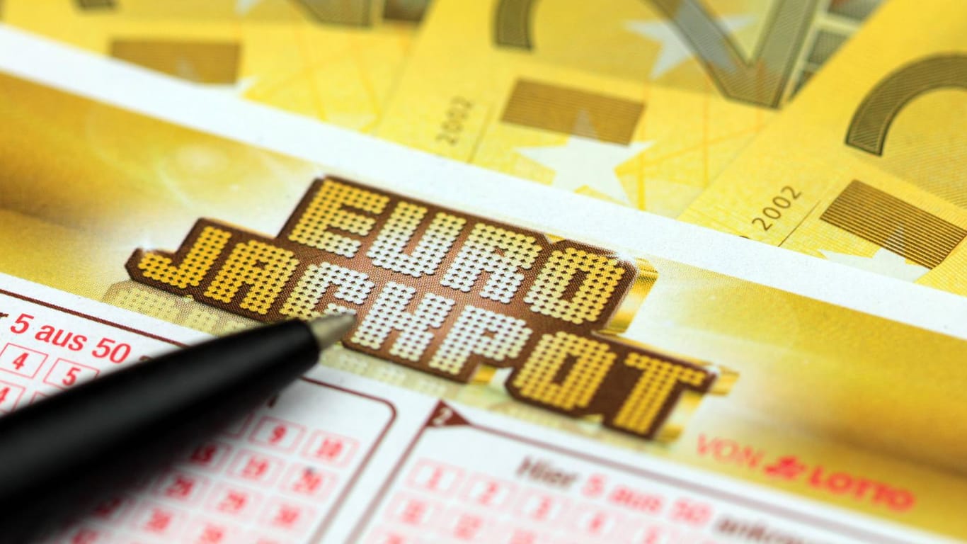 Lotterieschein Euro Jackpot mit Fächer aus 200 Euro Scheinen