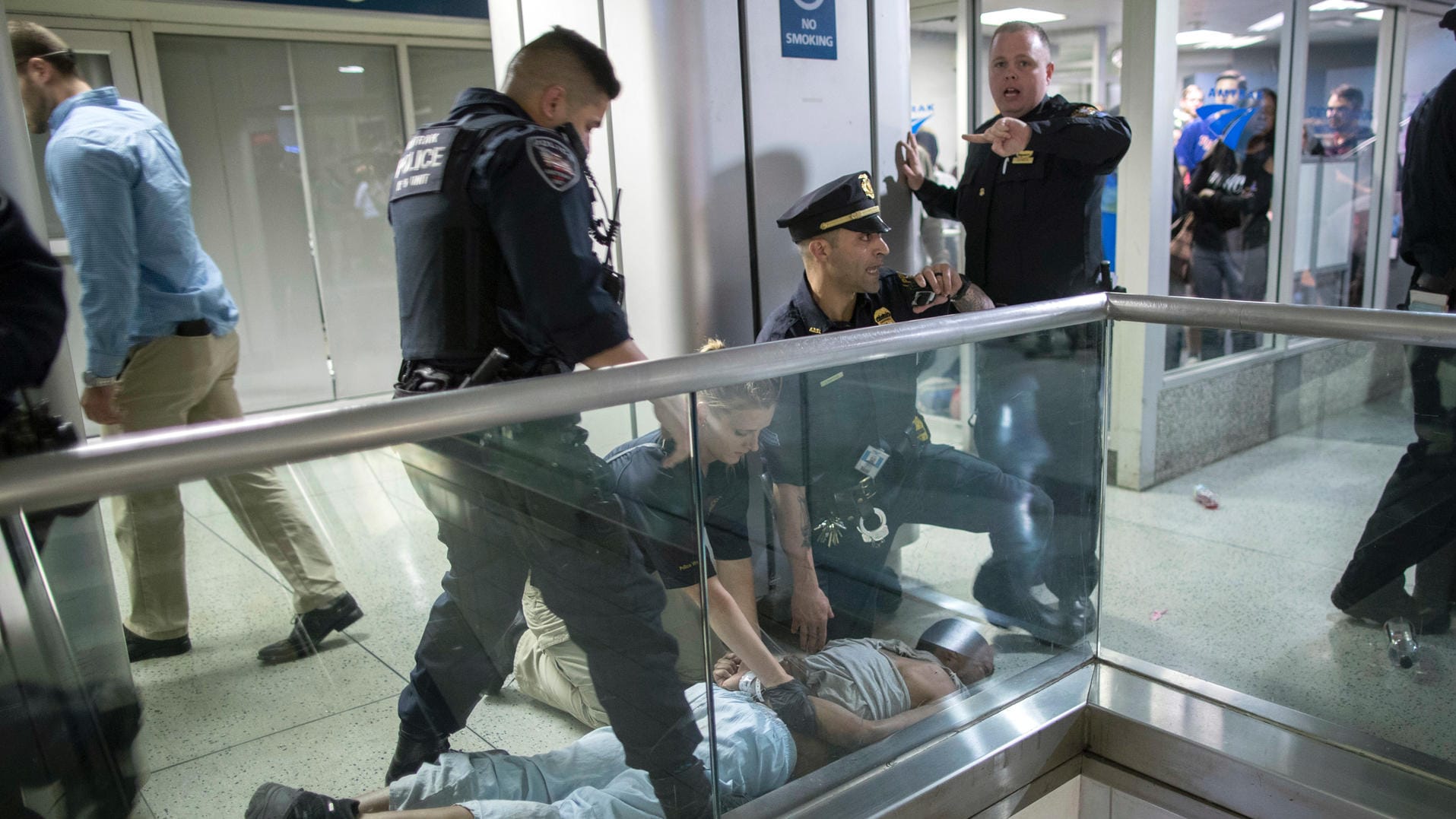 Der Einsatz eines Teasers bei einer Festnahme sorgte in der Penn Station für eine Massenpanik. Der Einsatz eines Teasers bei einer Festnahme sorgte in der Penn Station für eine Massenpanik.