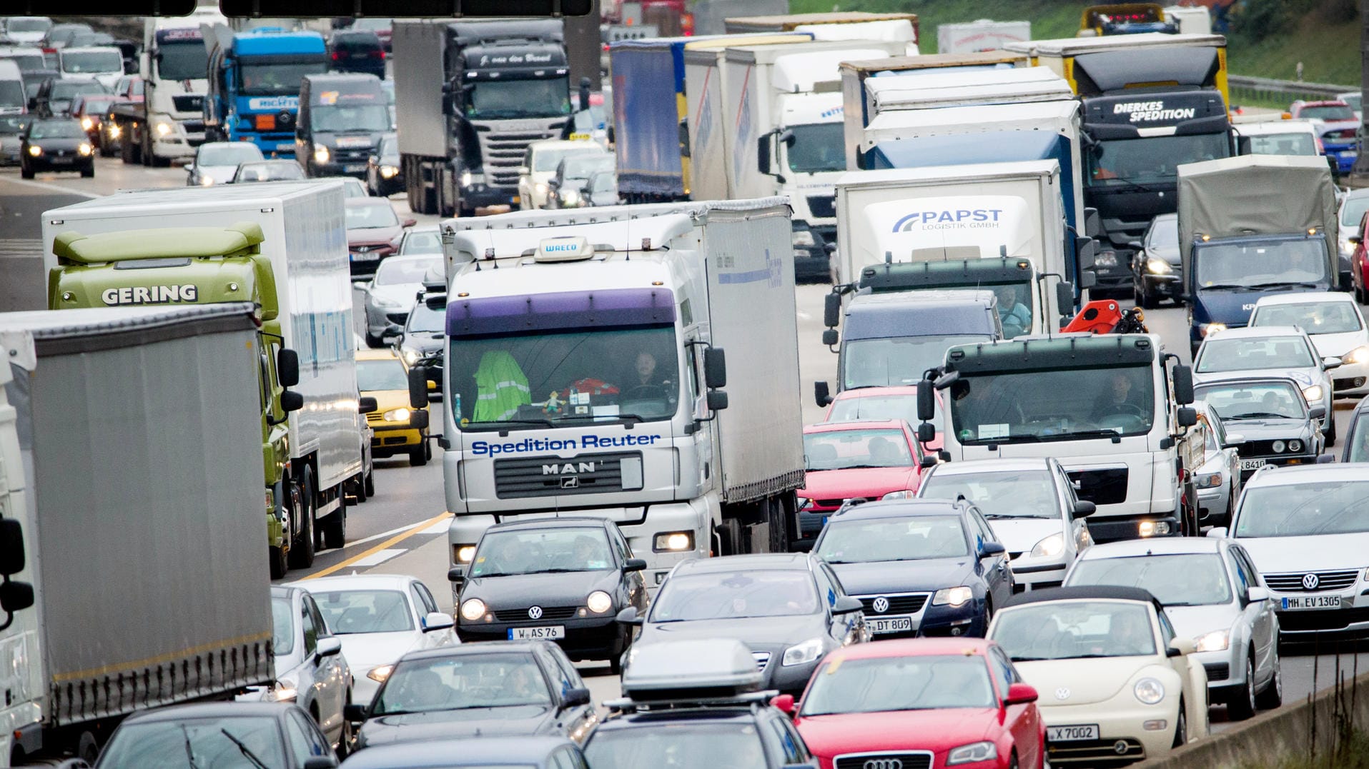 Auf vielen Autobahnen ging zu Beginn des Osterwochenendes gar nichts mehr.