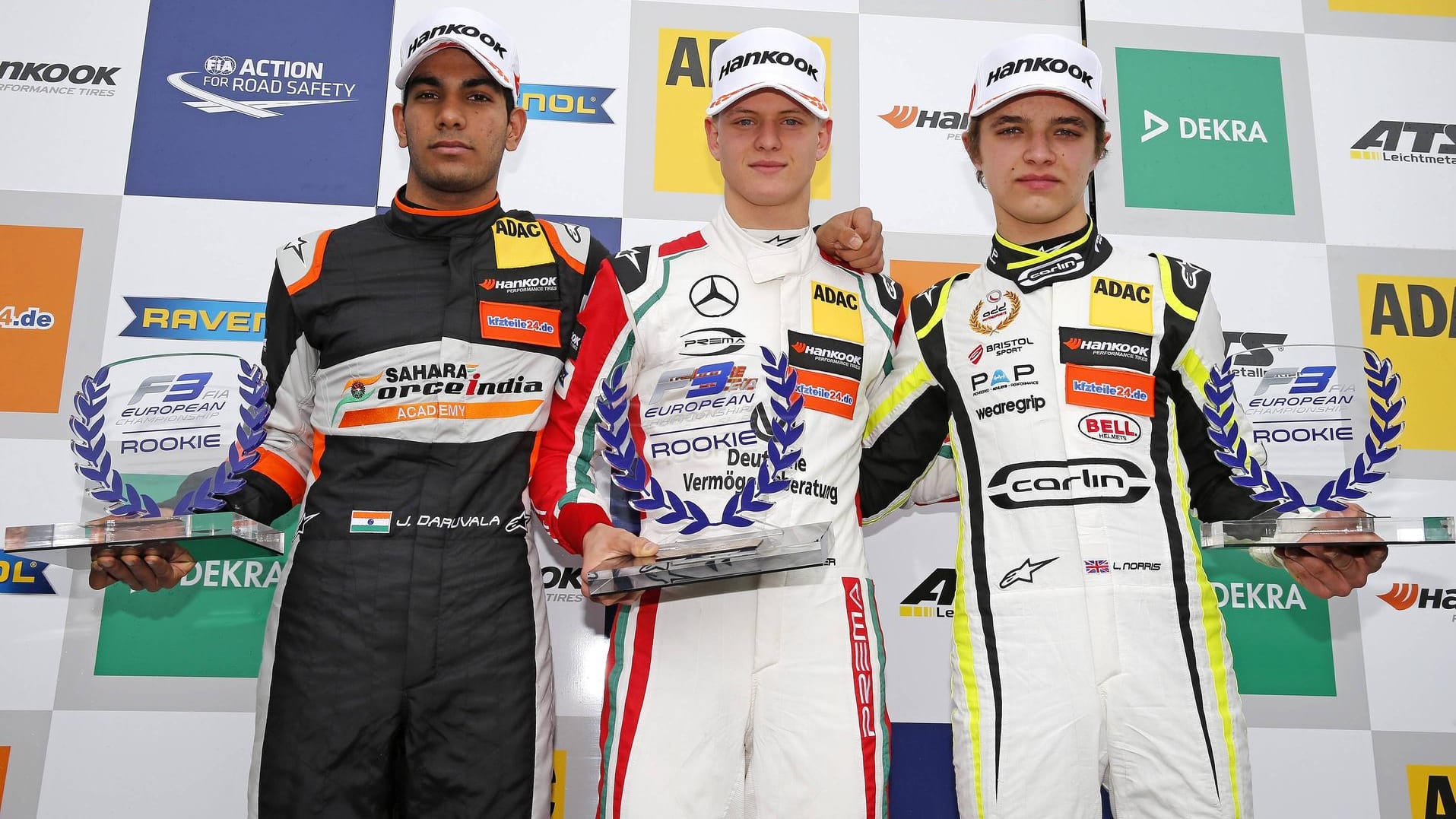 Mick Schumacher (m.) erhält den Preis vor Jehan Daruvala (l.) und Lando Norris (r.).