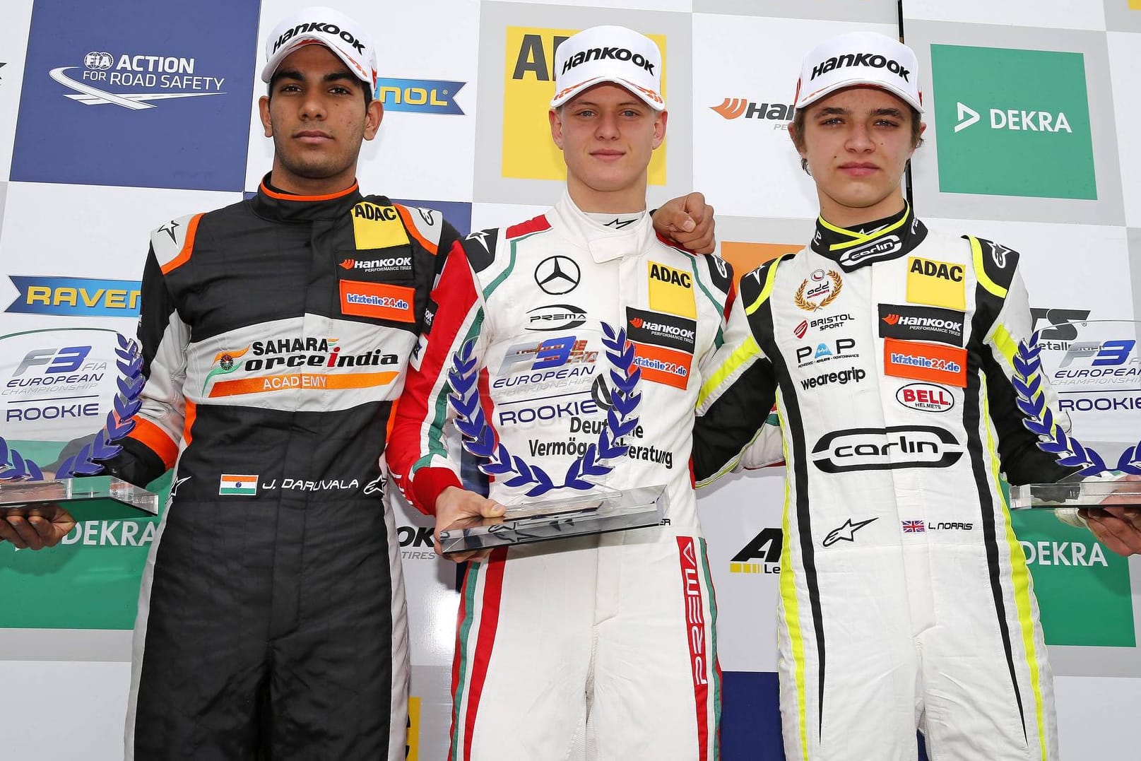 Mick Schumacher (m.) erhält den Preis vor Jehan Daruvala (l.) und Lando Norris (r.).