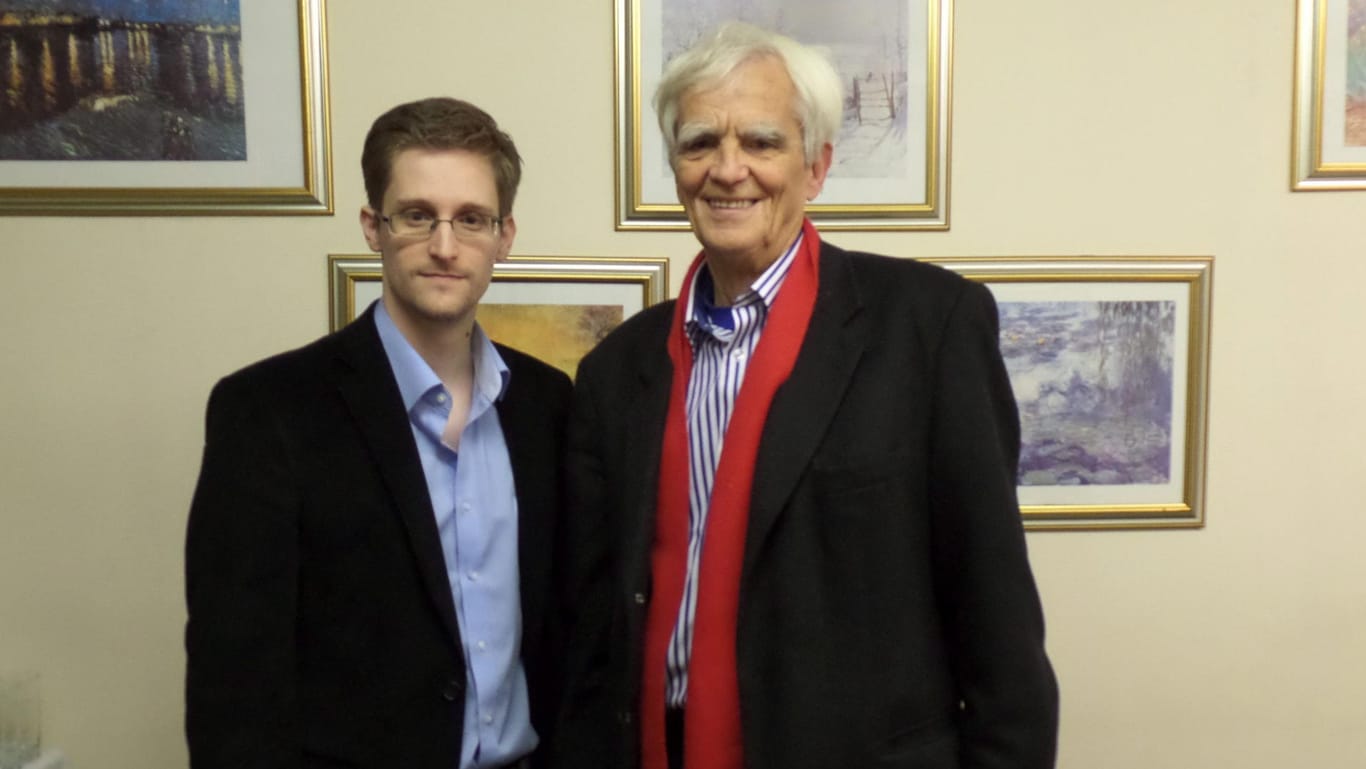 Ströbele gilt als Kritiker der US-Außenpolitik. 2014 warb er für Solidarität mit dem Whistleblower Edward Snowden.