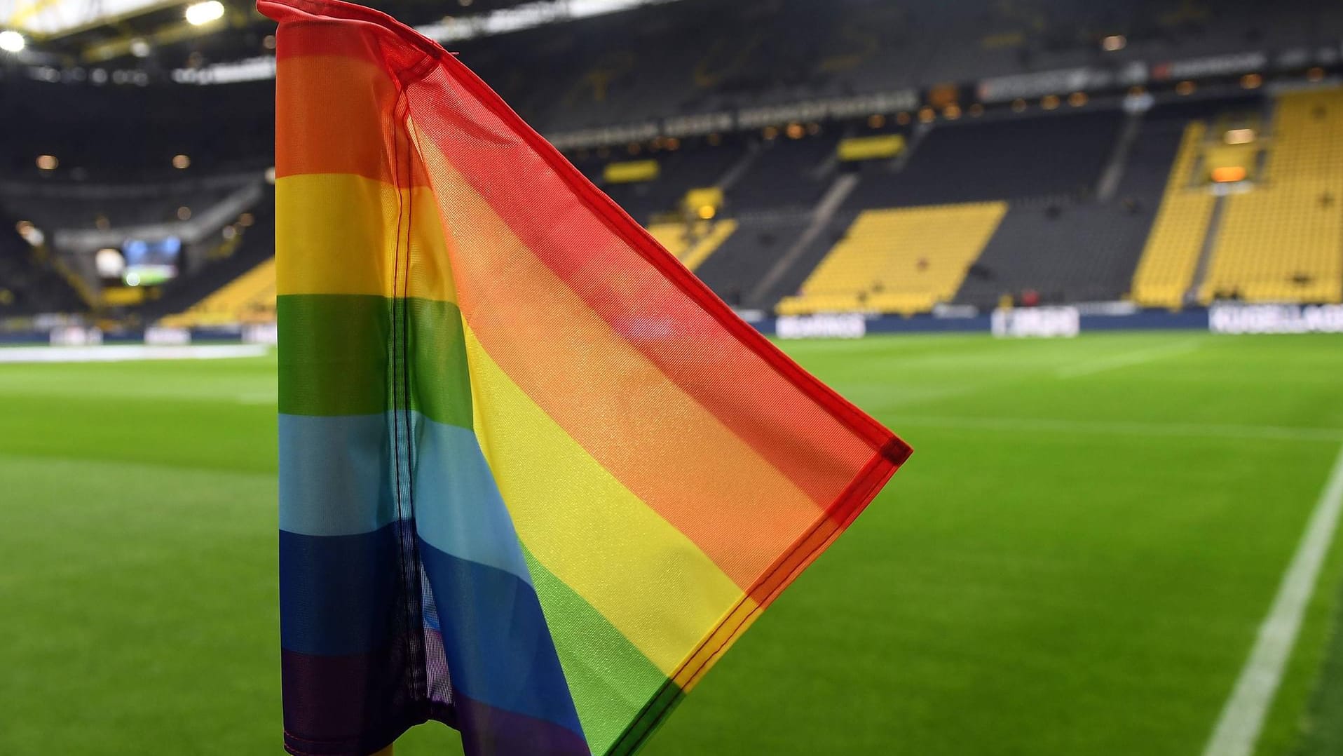 Eine Dortmunder Eckfahne in Regenbogenfarben.