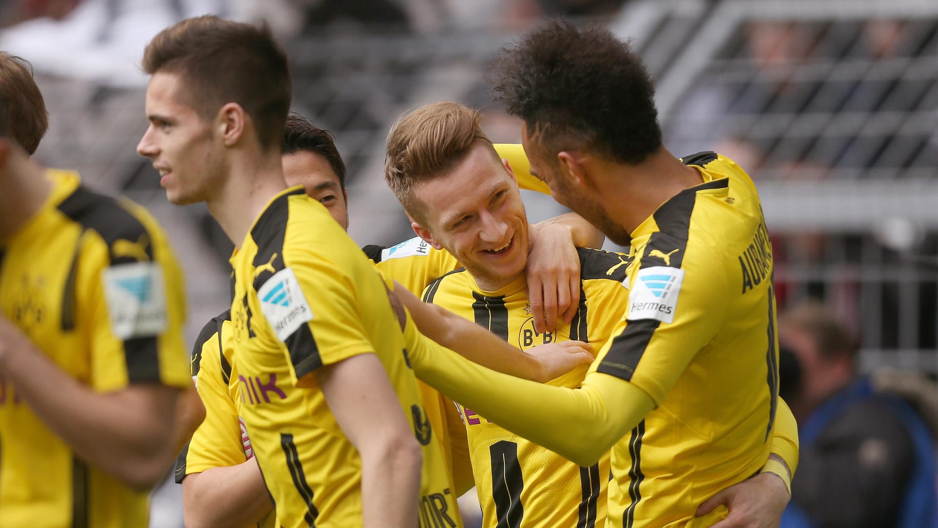 Julian Weigl (v.l.), Marco Reus und Pierre-Emerick Aubameyang bejubeln das 1:0 gegen Frankfurt. Julian Weigl (v.l.), Marco Reus und Pierre-Emerick Aubameyang bejubeln das 1:0 gegen Frankfurt.