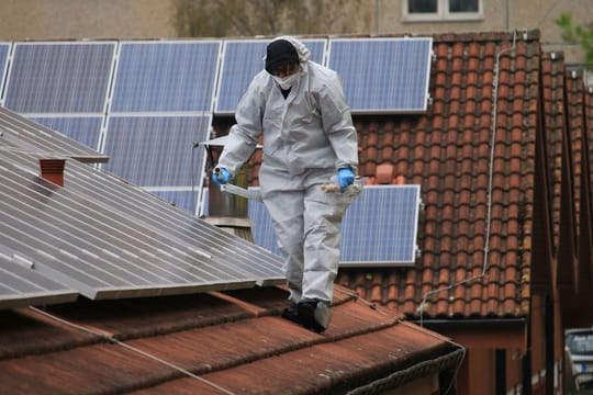 Die Spurensicherung auf dem Dach der Flüchtlingsunterkunft in Artern.