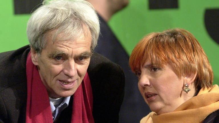 Die ehemalige Grünen-Vorsitzende Claudia Roth unterhält sich 2001 auf dem Grünen-Parteitags mit Hans-Christian Ströbele. Auf der Bundesversammlung hatte die Mehrheit der Delegierten einem Bundeswehreinsatz im Afghanistan-Konflikt zugestimmt.