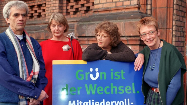 Die Kandidaten der Berliner Grünen für die Besetzung der Landesliste für die Bundestagswahl präsentieren sich im Februar 1998 in Berlin-Kreuzberg.