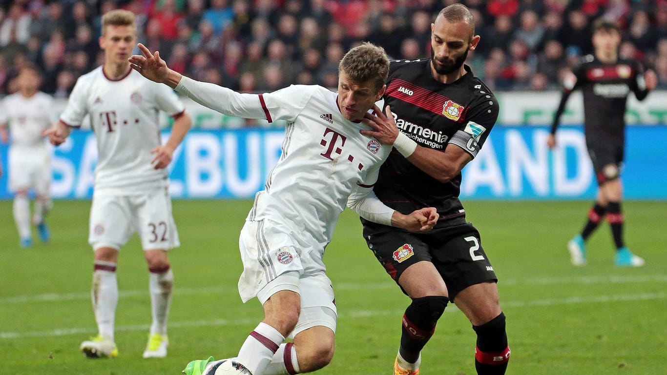 Ömer Toprak (r.) und Bayer Leverkusen ergatterten in München einen Punkt.