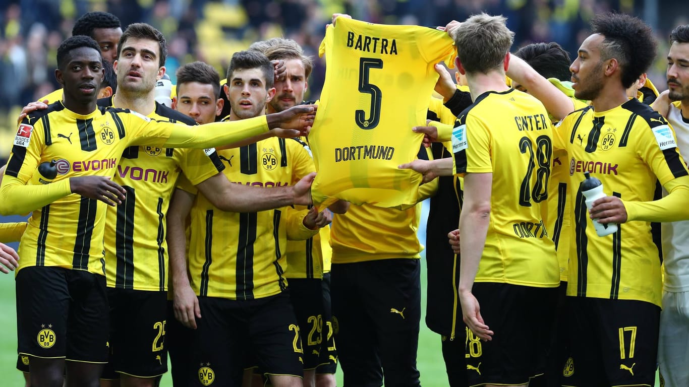 Die Spieler von Borussia Dortmund halten nach dem Spiel das Trikot von Marc Bartra in die Luft.