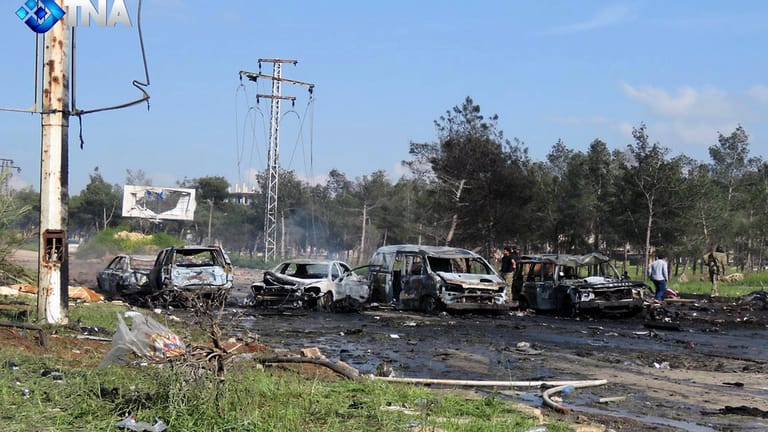 Das von der Nachrichtenagentur Thiqa zur Verfügung gestellte Foto zeigt ausgebrannte Autos am Ort einer Explosion.